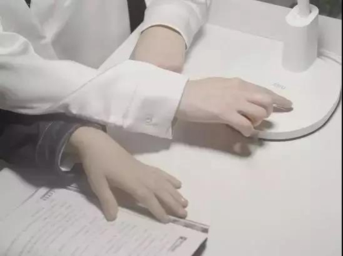苏宁小Biu智能护眼台灯:采用最先进蝙蝠翼出光设计,实现灵敏触控,无极调光