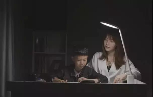 苏宁小Biu智能护眼台灯:采用最先进蝙蝠翼出光设计,实现灵敏触控,无极调光