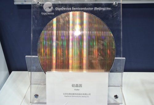 双创周北京会场展示的晶圆.新京报记者 王贵彬 摄