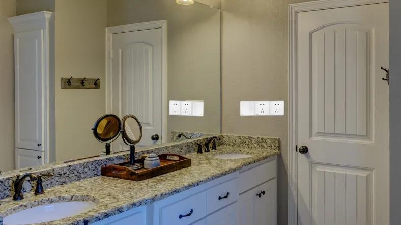 若有电脑桌和梳妆台,高于桌面预留"五孔 usb"插座一到两组,可供笔记本