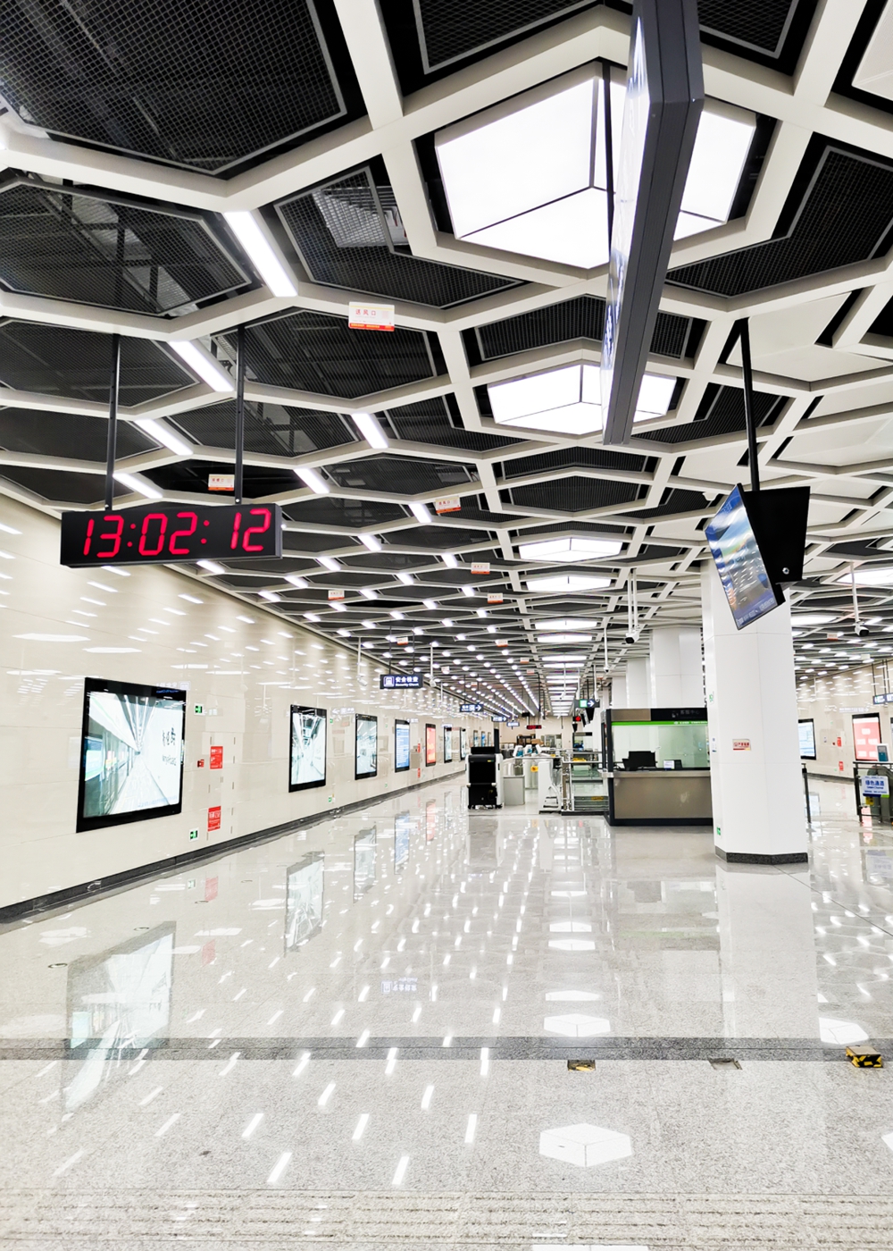 * 在地铁,照明灯具随处可见